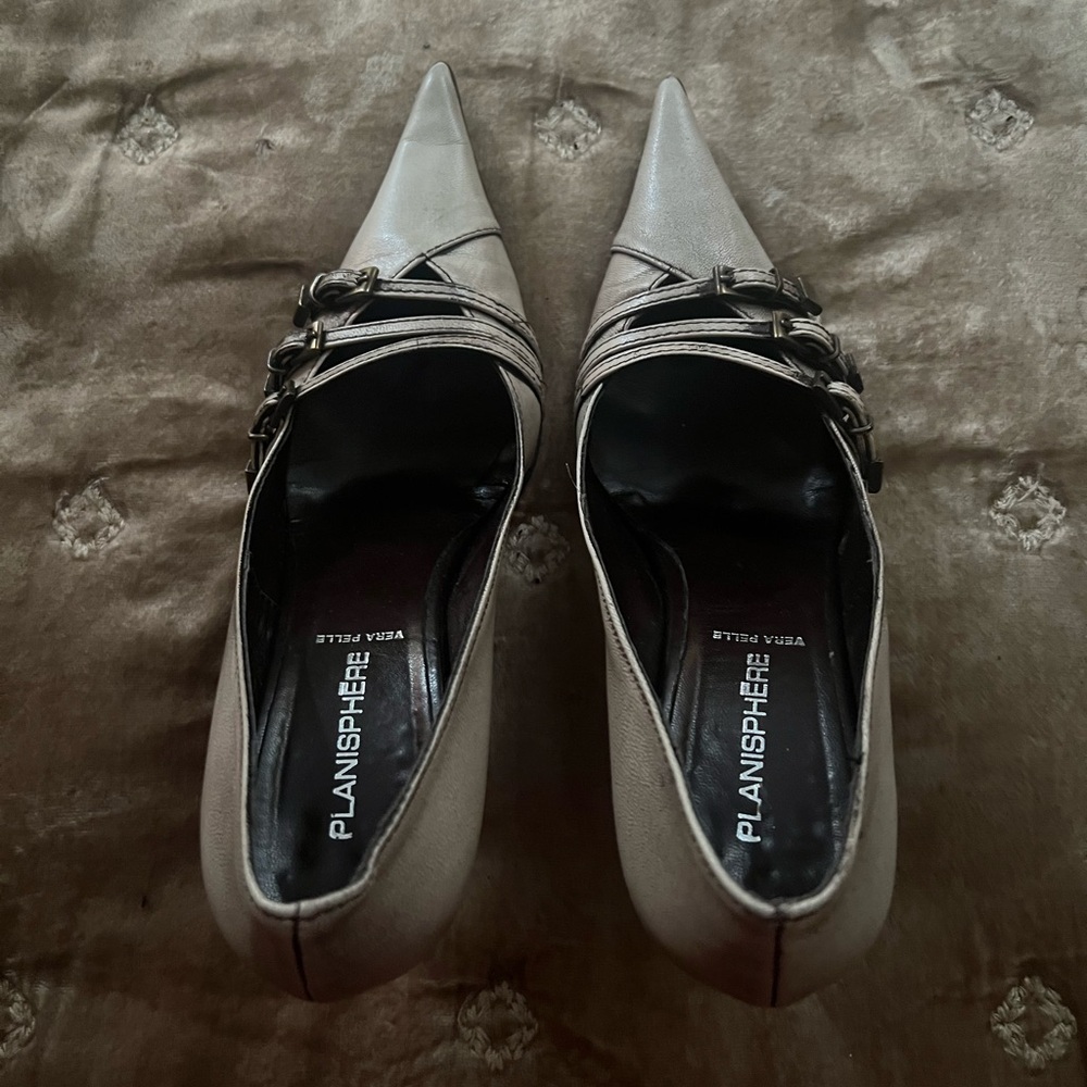 Planisphere pointed toe pumps